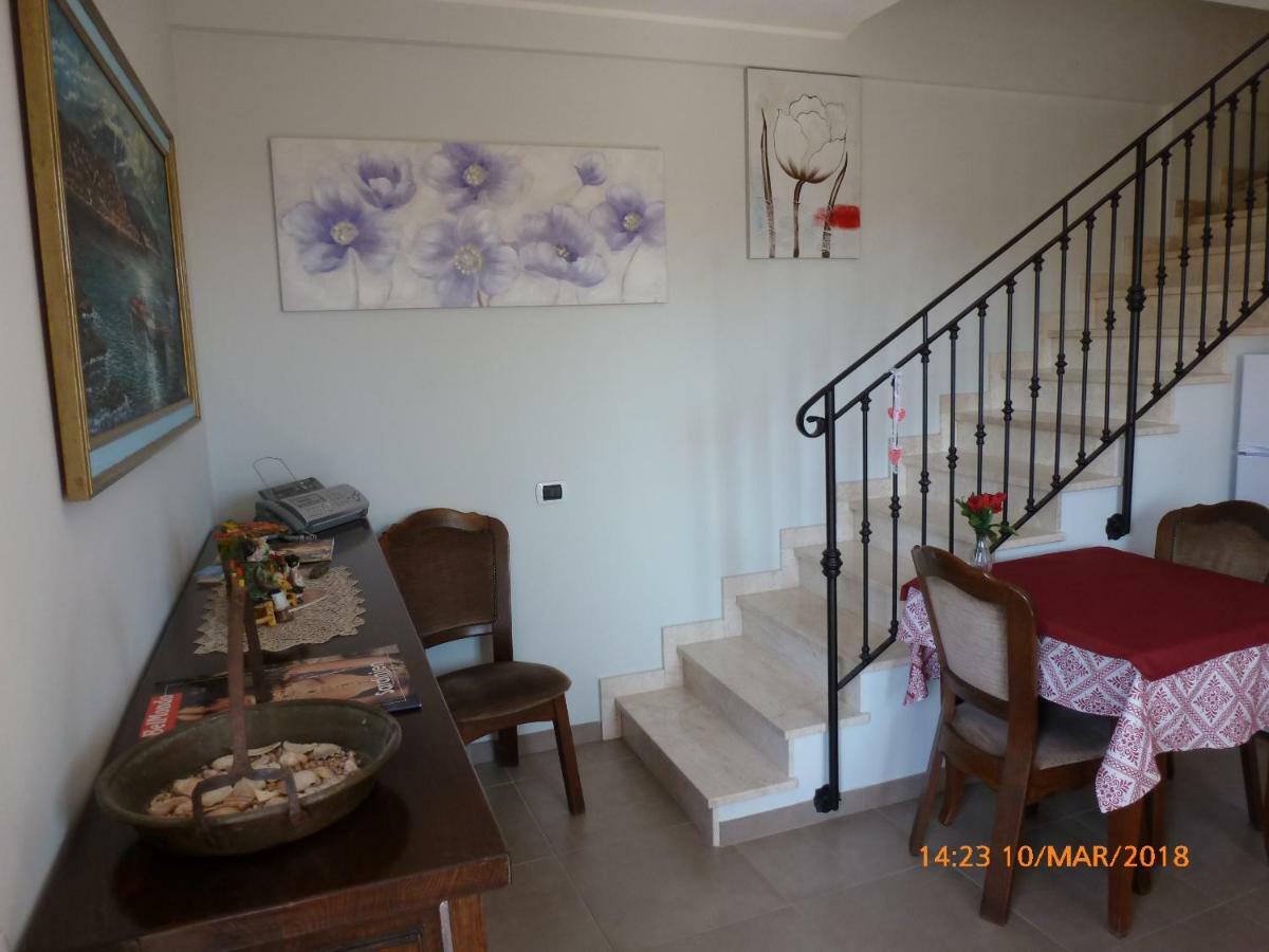 Emozioni d'estate Bed & Breakfast Pula Exterior foto